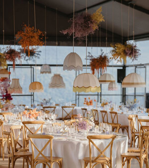 Lampadari sospesi vintage a noleggio per evento indoor, illuminazione scenografica senza fili