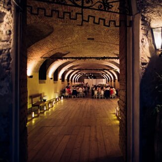 Lanterna ricaricabile senza fili PURO su tavolo per evento serale Lanterna ricaricabile senza fili PURO su tavolo per evento serale