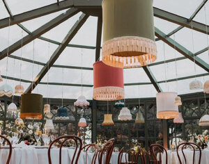 Lampadari sospesi vintage a noleggio per matrimonio in orangerie, illuminazione scenografica