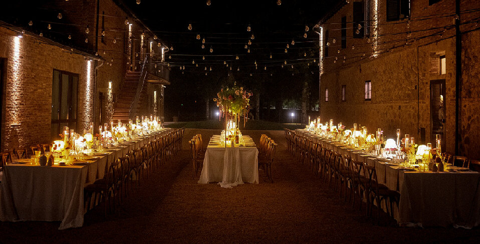 Lampade ricaricabili su tavolo matrimonio a noleggio