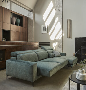 In tessuto completamente sfoderabile, in pelle e ad angolo, sedute scorrevoli manuali o elettriche