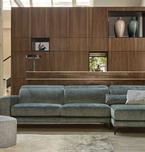 In tessuto completamente sfoderabile, in pelle e ad angolo, sedute scorrevoli manuali o elettriche