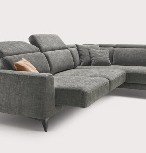 In tessuto completamente sfoderabile, in pelle e ad angolo, sedute scorrevoli manuali o elettriche