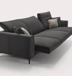 In tessuto completamente sfoderabile, in pelle e ad angolo, sedute scorrevoli manuali o elettriche