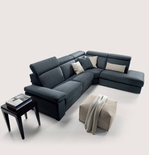 In tessuto completamente sfoderabile e in pelle, disponibile con meccanismo relax elettrico