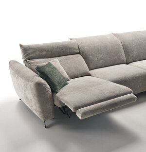 In tessuto completamente sfoderabile e in pelle, disponibile con meccanismo relax elettrico