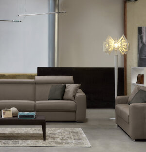 In tessuto completamente sfoderabile e in pelle, disponibile con meccanismo relax elettrico