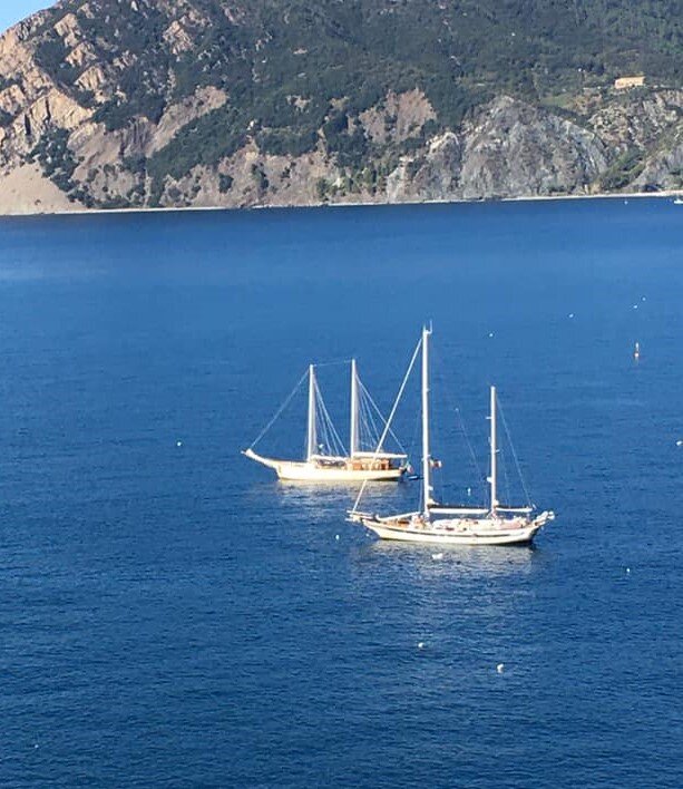 PER EDUCARE UN RAGAZZO CI VUOLE UN EQUIPAGGIO. ANZI DUE. E BUON 2025!