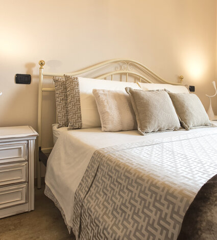 Business double room Sassari with desk and Starlink