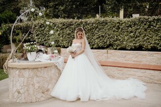 Bride photoshoot near the ancient stone well in the Villa Malvasio garden