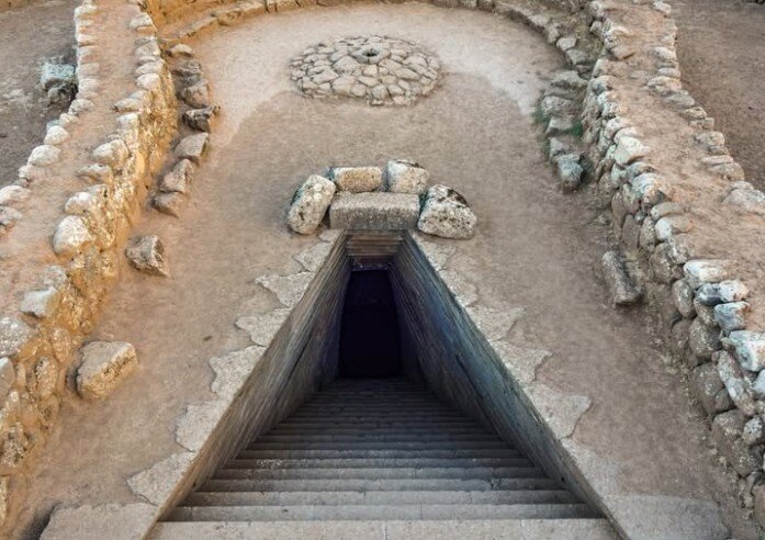 pozzo-sacro-santa-cristina-tempio-acqua-sardegna.jpeg Scalinata geometrica del Pozzo Sacro di Santa Cristina tempio dell'acqua in Sardegna.
