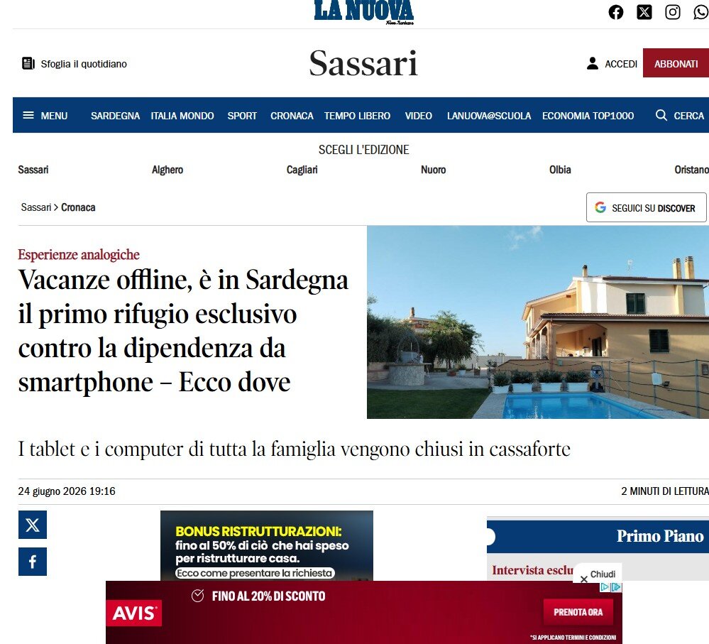 Screenshot dell'articolo del quotidiano La Nuova Sardegna dedicato alle vacanze offline e all'esperienza di Soft Reset contro la dipendenza da smartphone a Villa Malvasio.