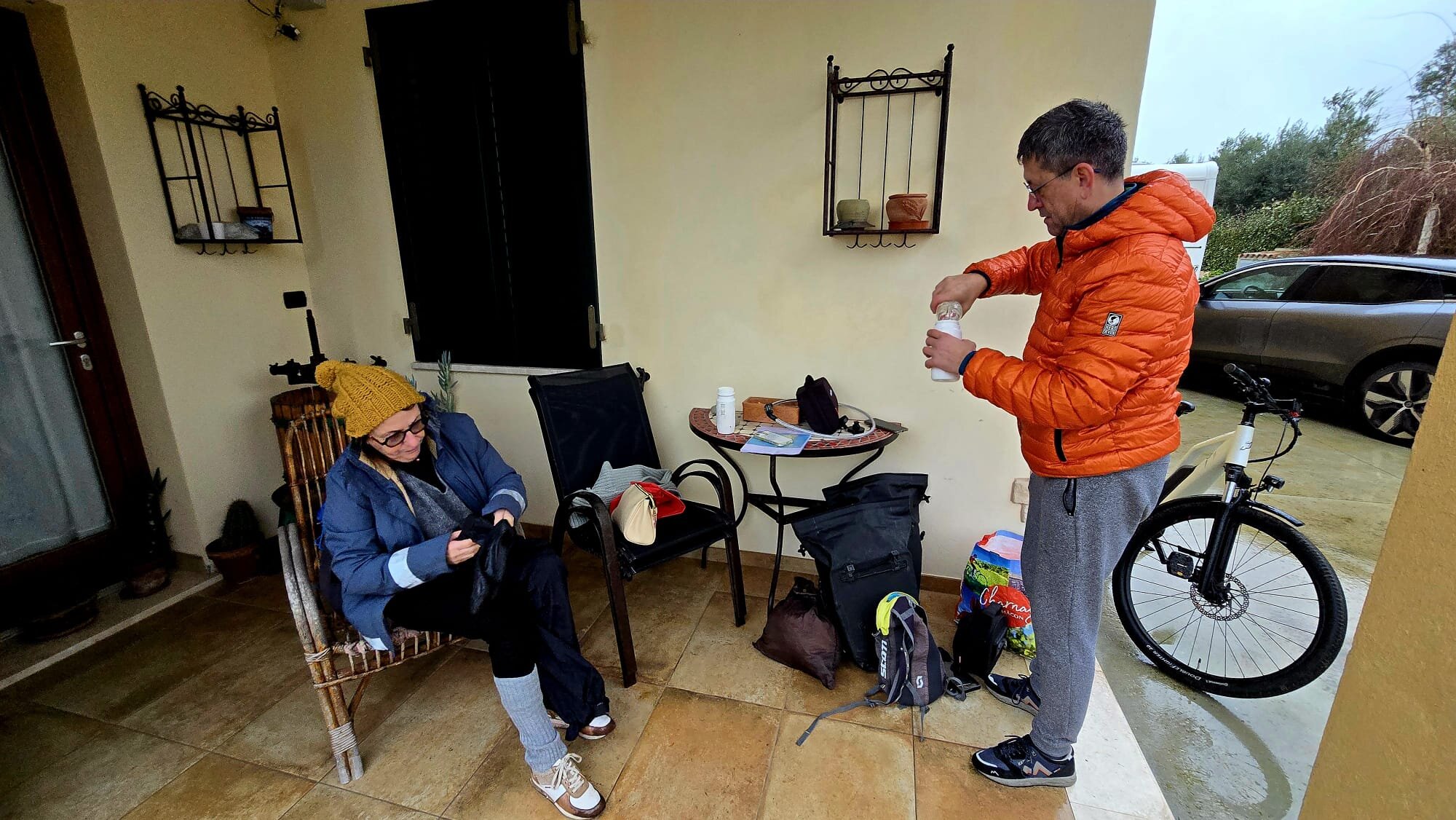 preparazione-cicloturismo-sardegna-bici-elettriche.jpeg Coppia di cicloturisti francesi prepara le biciclette elettriche prima del tour a Sassari.