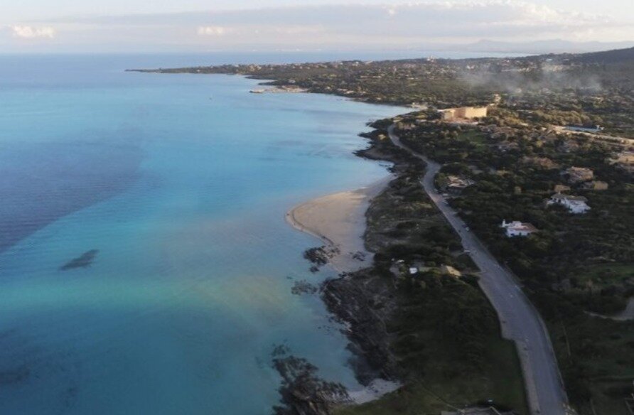 Spiaggia La Pelosa a Stintino con acqua cristallina e Torre Aragonese.
