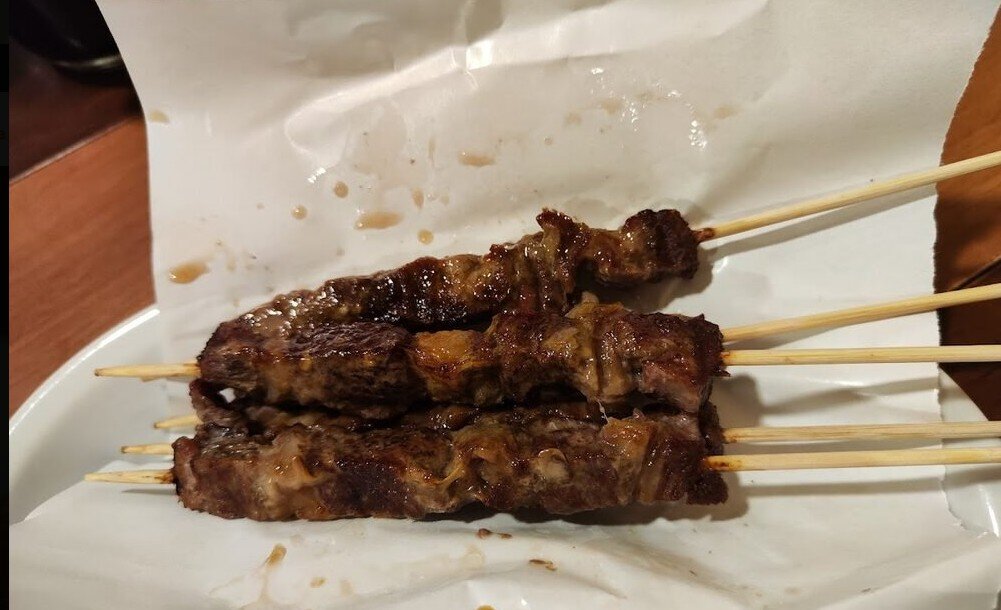 arrosticini-osteria-piega-sassari-villa-malvasio.jpeg Tipici arrosticini abruzzesi cotti alla brace, una delle saporite specialità di carne offerte dall’Osteria Piega nel cuore di Sassari.