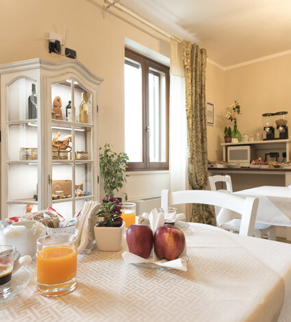Living area with microwave and tableware for takeaway dinner Sassari