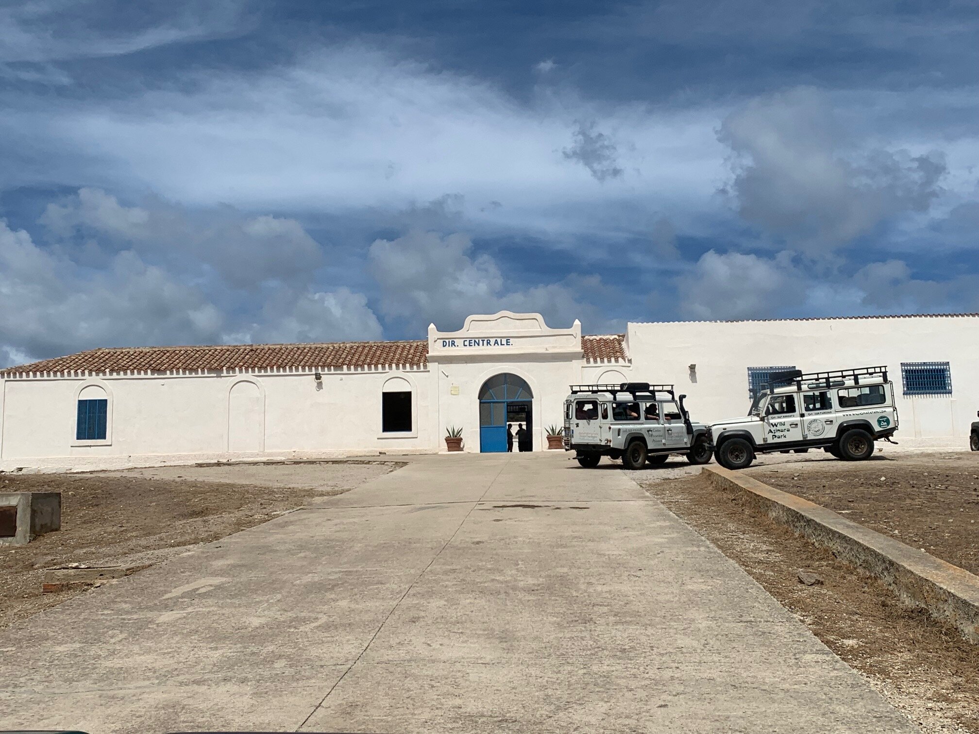 Land Rover per escursioni ferma davanti a una storica casa colonica dell'Asinara.