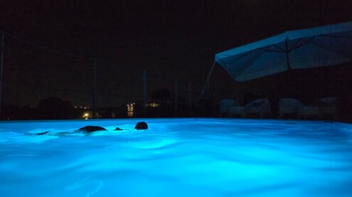 esperienza sensoriale-villa-malvasio-piscina-notturna-cromoterapia.jpeg