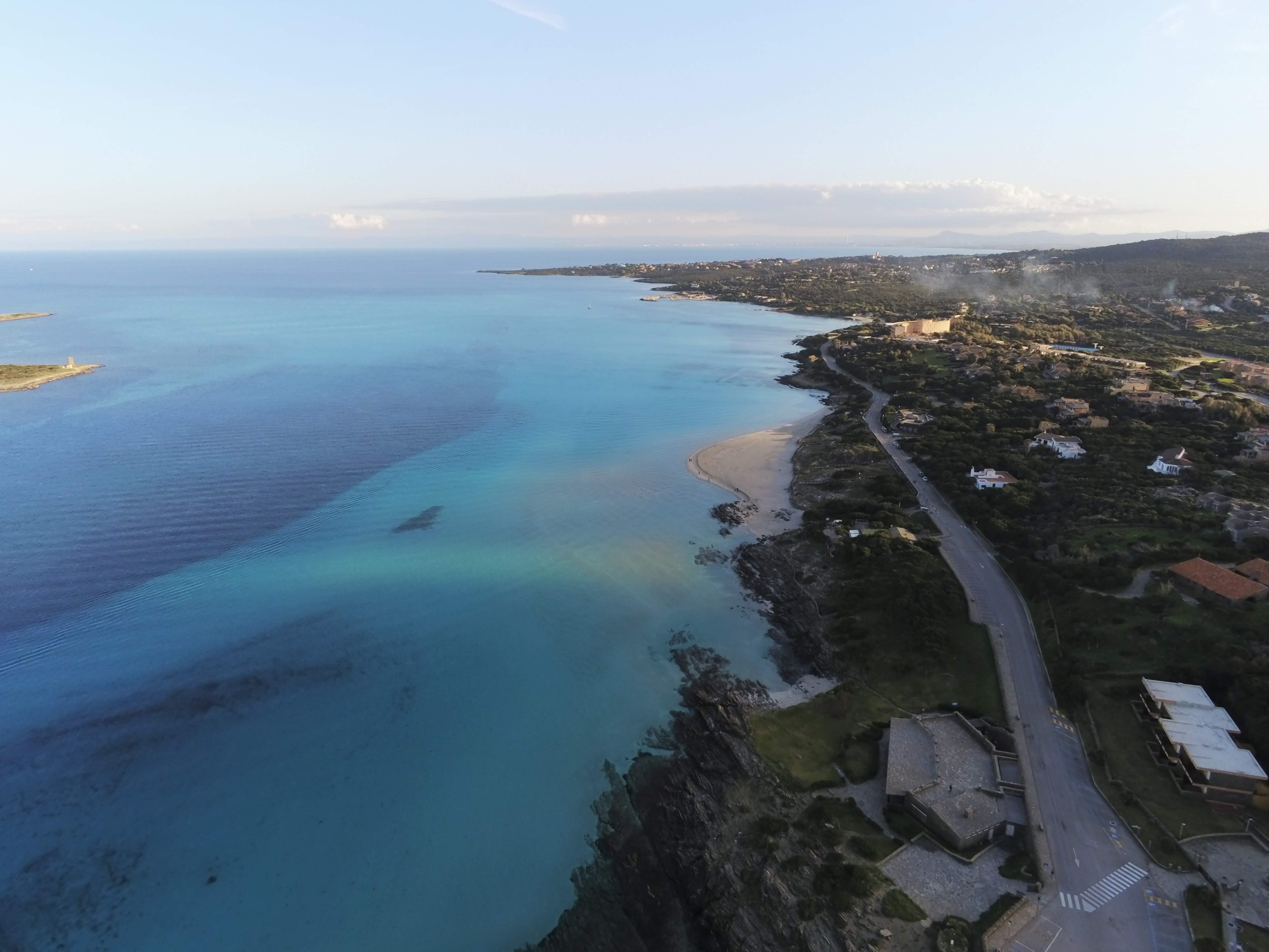 Spiaggia La Pelosa a Stintino con acqua cristallina e Torre Aragonese.