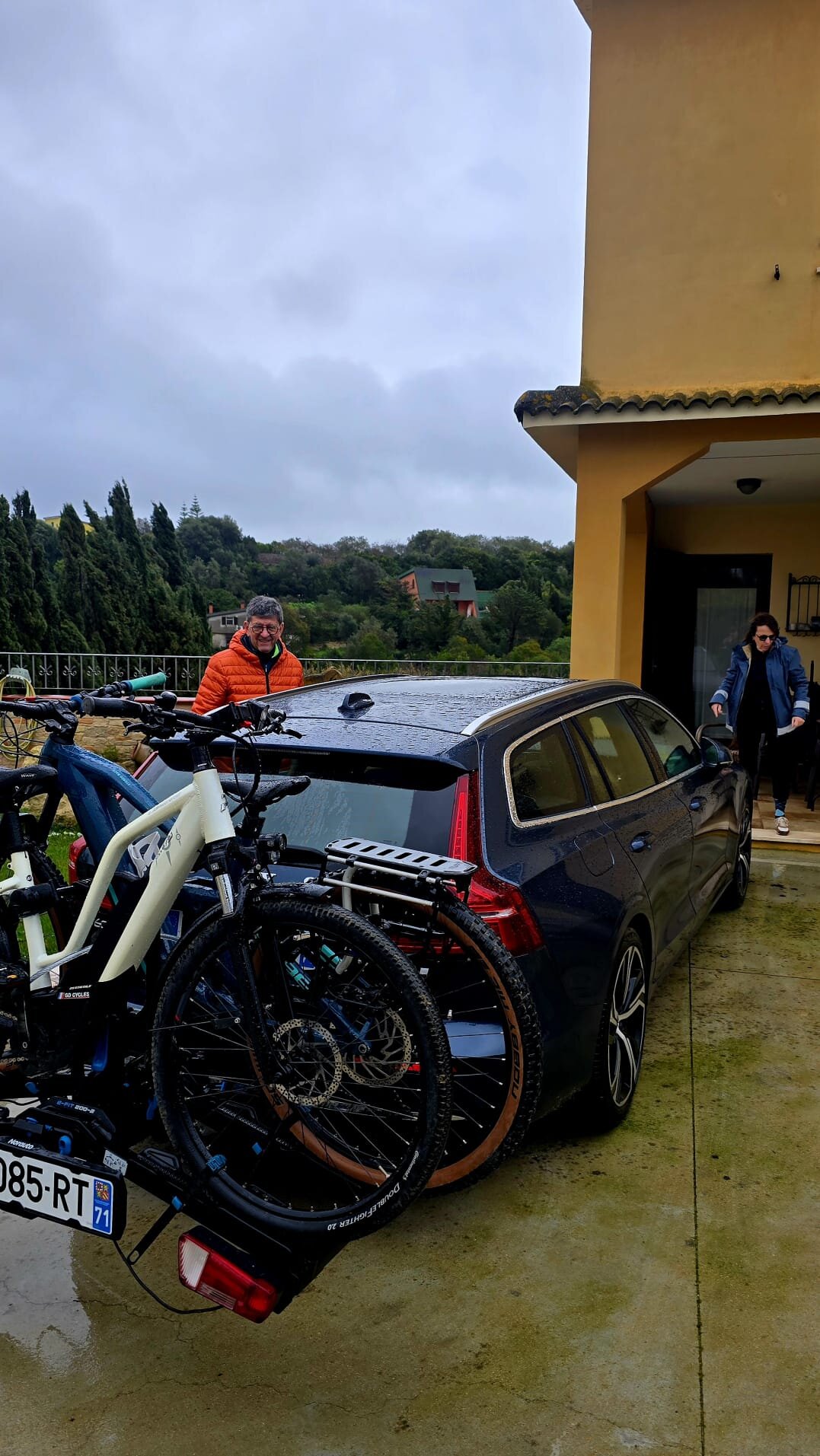 parcheggio-sicuro-auto-bici-elettriche-sassari-villa-malvasio.jpeg Auto con portabici e due e-bike parcheggiata nel cortile privato sicuro di Villa Malvasio Sassari.