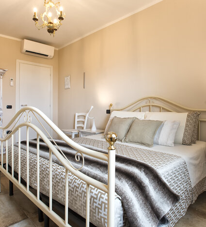 Business double room Sassari with desk and Starlink