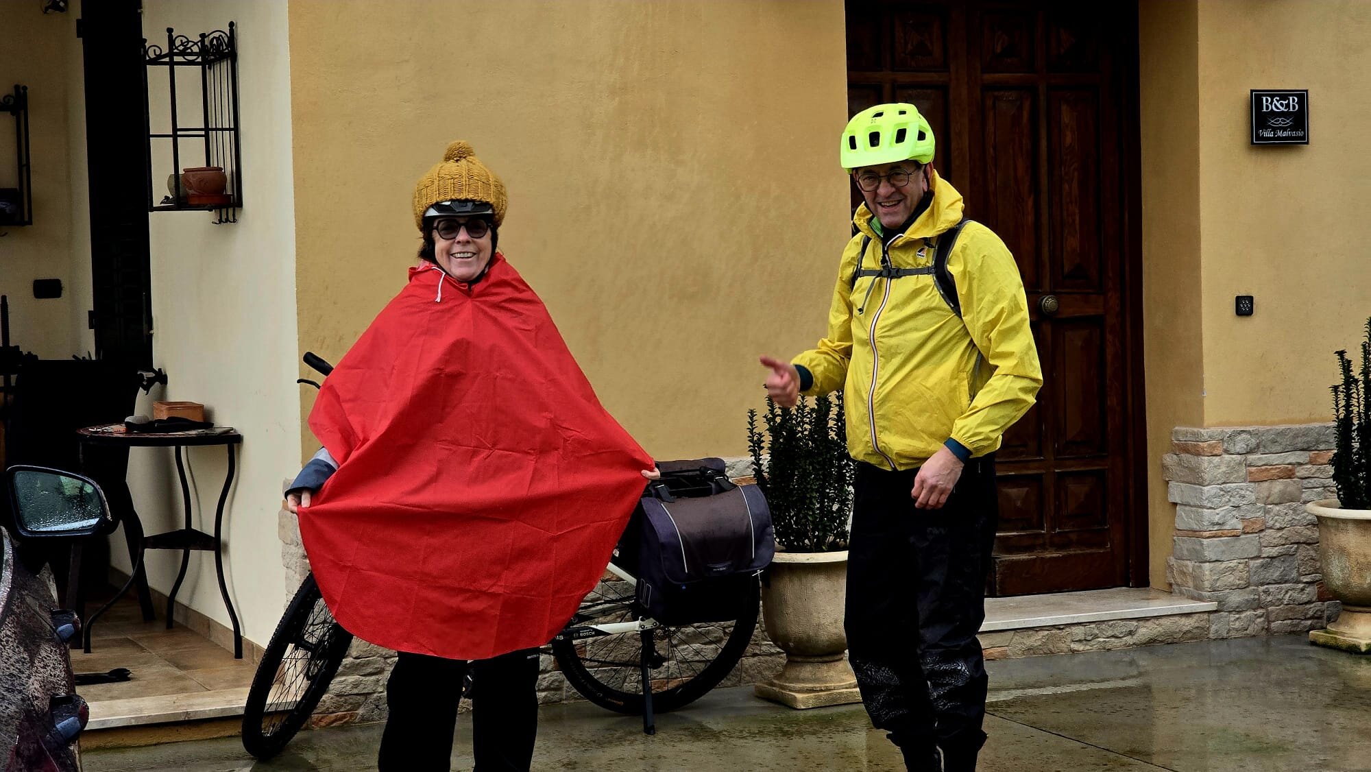 cicloturismo-sardegna-inverno-pioggia-equipaggiamento.jpeg Ciclisti francesi pronti a partire sotto la pioggia con bici elettriche da Villa Malvasio Sassari.