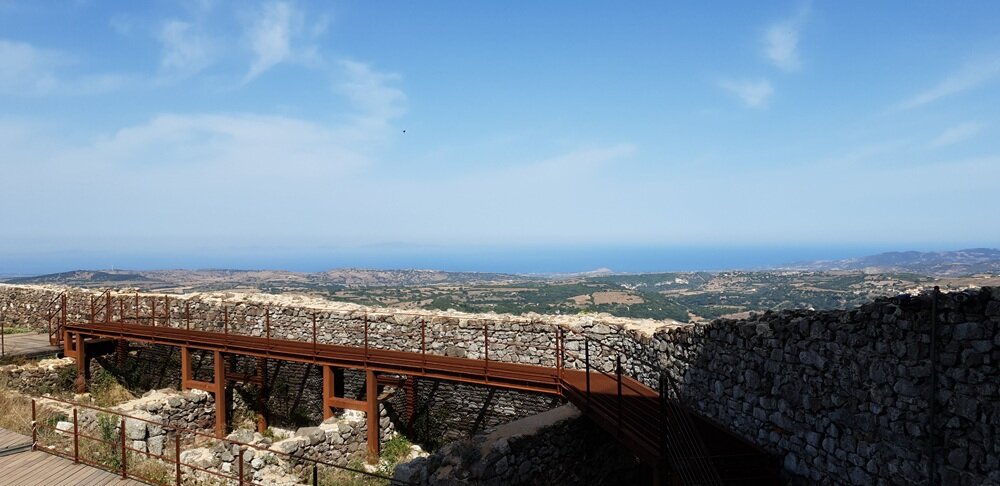 vista_sul_golfo_della_asinara_da_rovine_castello_malaspina_osilo.jpeg Spettacolare vista panoramica sul Golfo dell'Asinara ammirata dalle antiche rovine del Castello dei Malaspina a Osilo, in Sardegna.