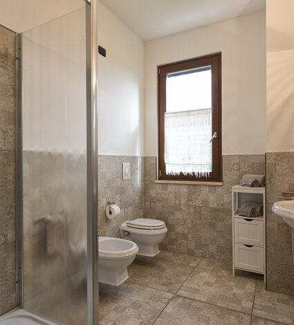 Modern bathroom with toiletries and large shower B&B Sassari