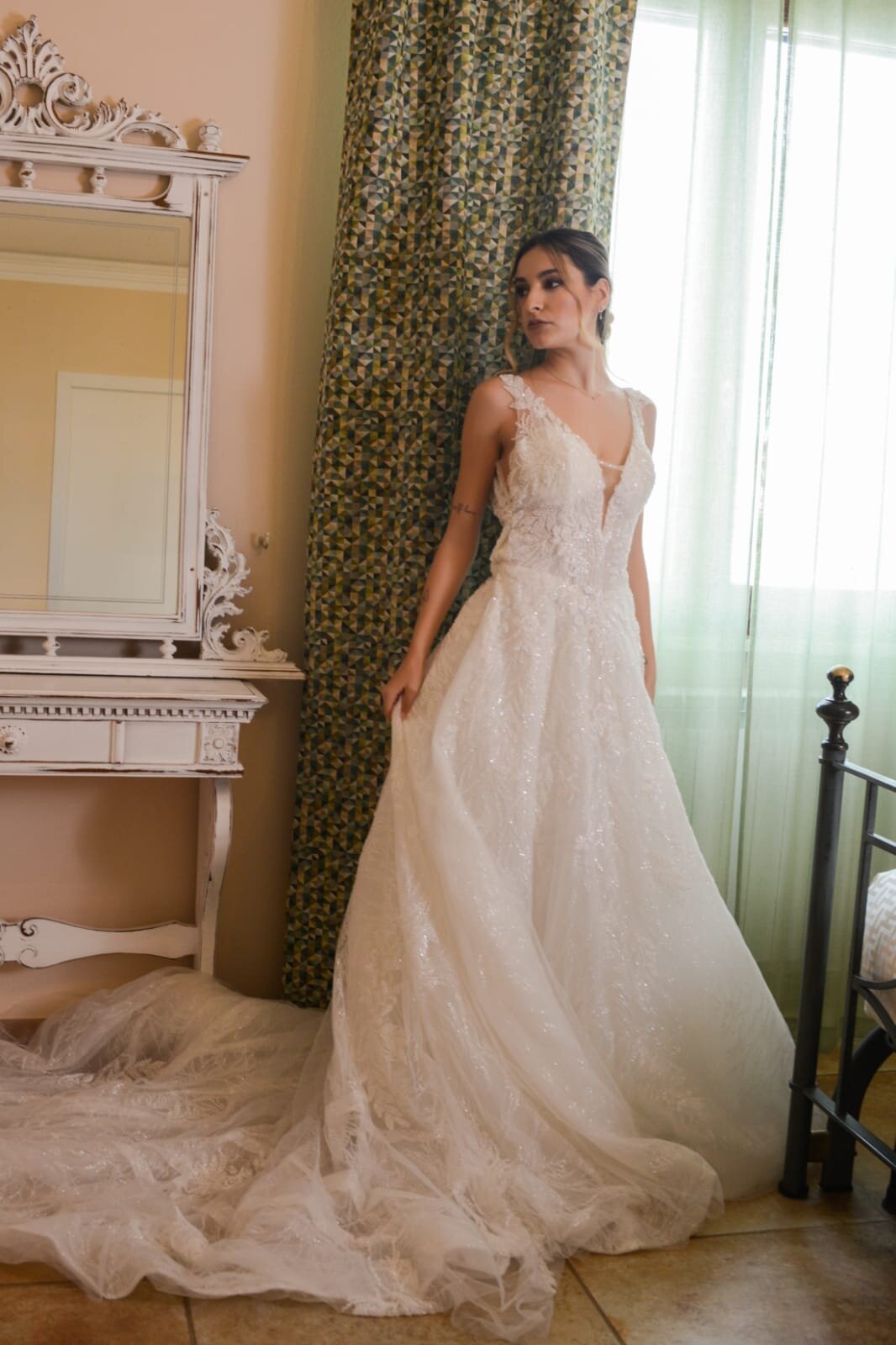 La modella Elisa Marongiu fotografata da Marcello Dongu con abito da sposa Perez trucco di Silvia Tola e acconciatura di Parrucchiera Vera Evolution.