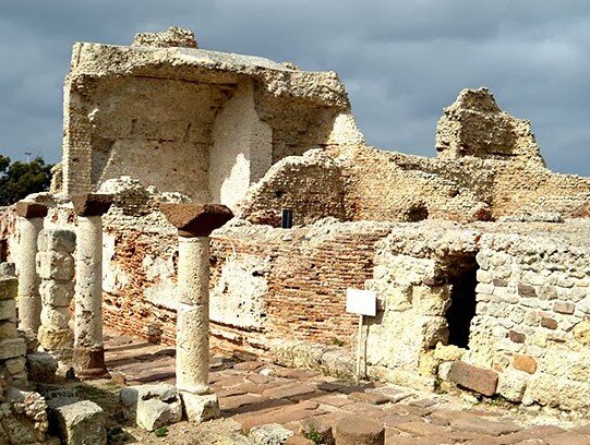 turis-libisonis-porto-torres-sardegna-villa-malvasio-sassari.jpeg Fotografia dell’area archeologica di Turris Libisonis a Porto Torres, con i resti monumentali delle terme centrali note come Palazzo di Re Barbaro immersi nel verde.