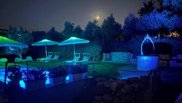 eyJpdCI6IlN1Z2dlc3RpdmEgaWxsdW1pbmF6aW9uZSBub3R0dXJuYSBhenp1cnJhIGRlbGxhIHBpc2NpbmEgZSBkZWdsaSBvbWJyZWxsb25pIGEgVmlsbGEgTWFsdmFzaW8sIHBlcmZldHRhIHBlciBmZXN0ZSBwcml2YXRlLCBwb29sIHBhcnR5IG8gbGEgc2VyZW5hdGEgcHJlLW1hdHJpbW9uaW8uIiwiZXMiOiJTdWdlc3RpdmEgaWx1bWluYWNp824gbm9jdHVybmEgYXp1bCBkZSBsYSBwaXNjaW5hIHkgbGFzIHNvbWJyaWxsYXMgZW4gVmlsbGEgTWFsdmFzaW8sIHBlcmZlY3RhIHBhcmEgZmllc3RhcyBwcml2YWRhcywgcG9vbCBwYXJ0aWVzIG8gbGEgc2VyZW5hdGEgcHJlYm9kYS4iLCJmciI6IsljbGFpcmFnZSBkZSBudWl0IGJsZXUgc3VnZ2VzdGlmIGRlIGxhIHBpc2NpbmUgZXQgZGVzIHBhcmFzb2xzIOAgbGEgVmlsbGEgTWFsdmFzaW8sIHBhcmZhaXQgcG91ciBkZXMgZup0ZXMgcHJpdullcywgcG9vbCBwYXJ0aWVzIG91IGxhIHPpculuYWRlIGQnYXZhbnQtbWFyaWFnZS4iLCJlbiI6IlN1Z2dlc3RpdmUgYmx1ZSBuaWdodCBsaWdodGluZyBvZiB0aGUgcG9vbCBhbmQgdW1icmVsbGFzIGF0IFZpbGxhIE1hbHZhc2lvLCBwZXJmZWN0IGZvciBwcml2YXRlIHBhcnRpZXMsIHBvb2wgcGFydGllcywgb3IgcHJlLXdlZGRpbmcgc2VyZW5hZGVzLiJ9