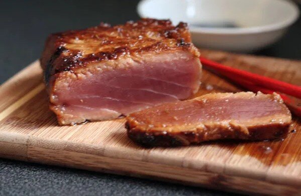 tonno-arrosto-griglia-limone-cucina-sarda.jpeg Trancio di tonno rosso arrosto servito con limone e olio sardo.