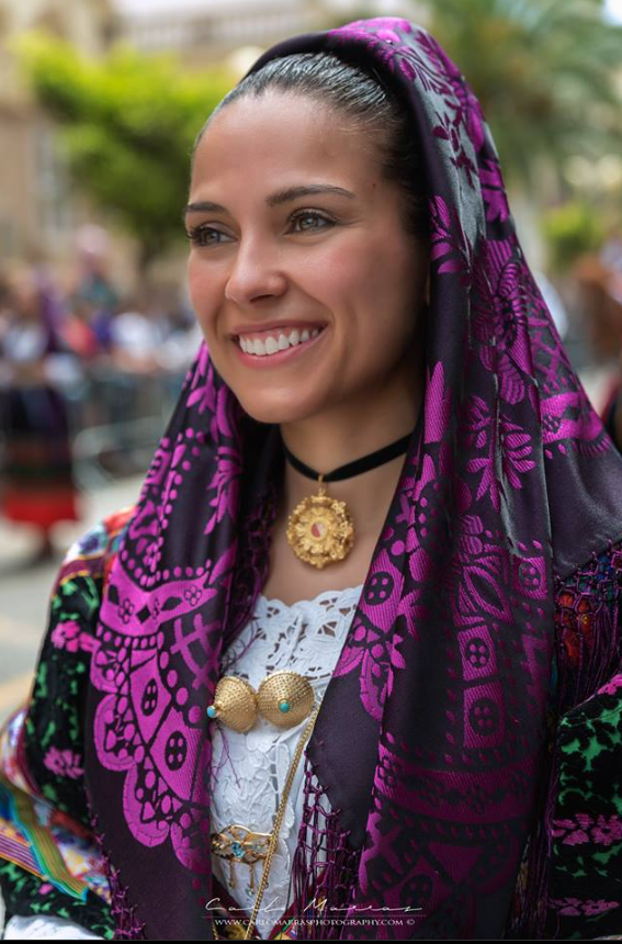 Ritratto donna sarda costume tradizionale ricami oro Cavalcata Sarda Sassari