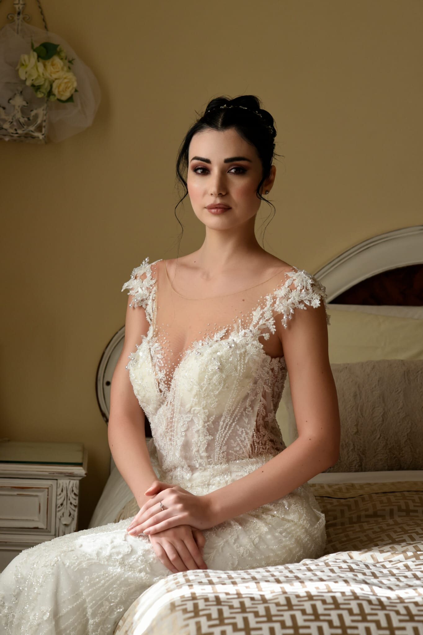 La modella Arianna Bianco indossa un magnifico abito da sposa Perez 1952 all interno della lussuosa Suite di Villa Malvasio per la preparazione sposa.