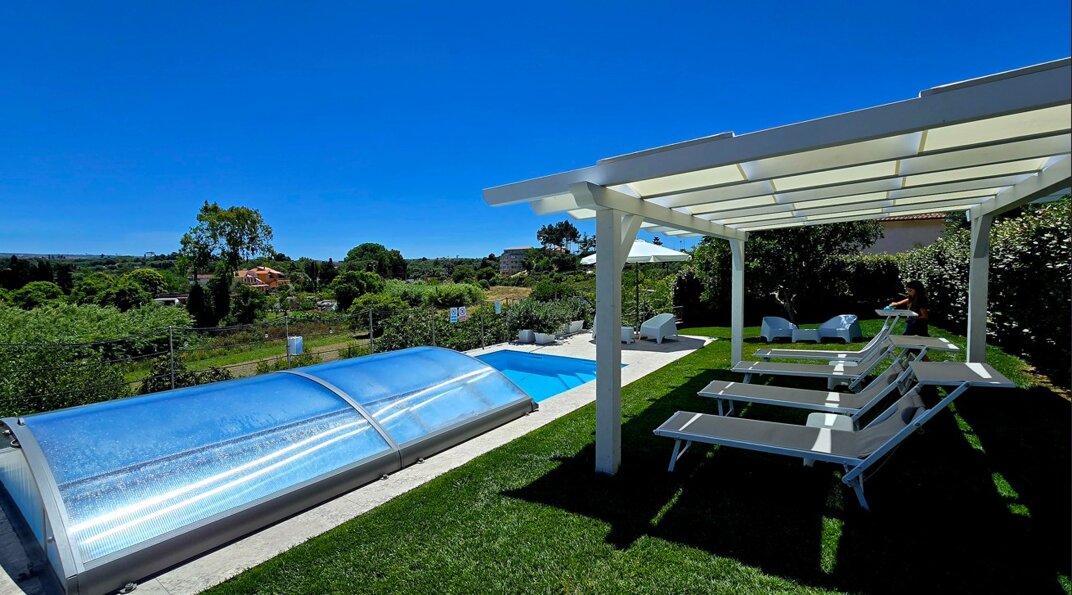 cover-piscina-effetto-serra-giardino-pergola-sdraio-villa-malvasio.jpeg