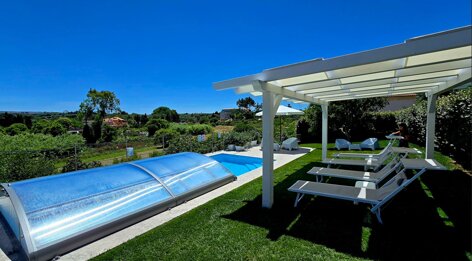 cover-piscina-effetto-serra-giardino-pergola-sdraio-villa-malvasio.jpeg
