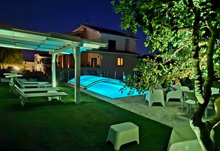 piscina-illuminazione-notturna-villa-malvasio-sassari.jpeg