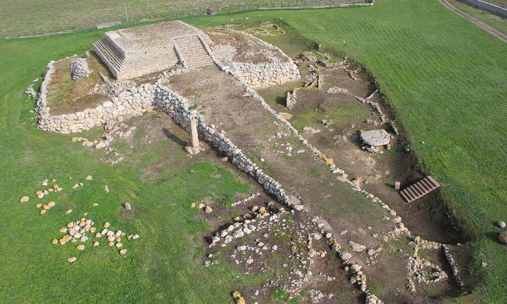 altare-prenuragico-monte-d-accoddi-ziqqurat-sassari.jpeg Altare prenuragico di Monte d'Accoddi unico ziqqurat in Europa vicino a Sassari.