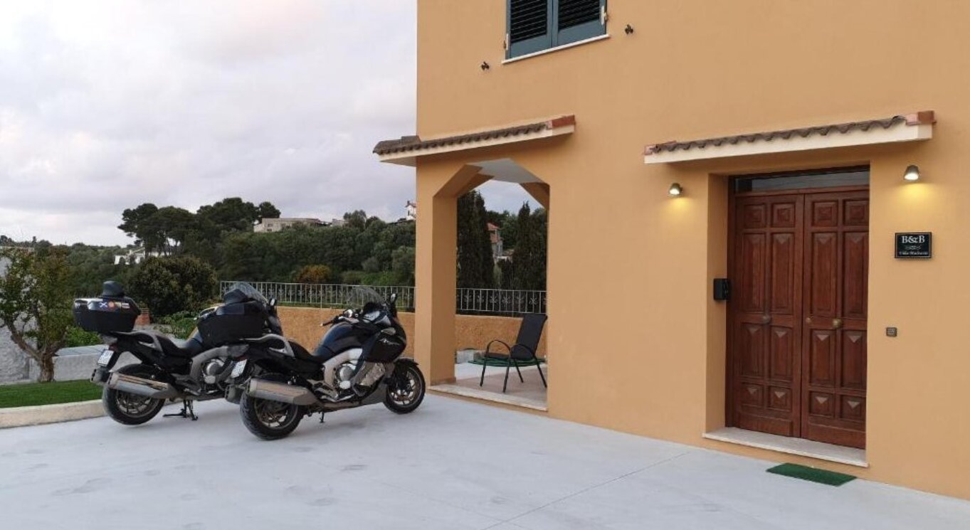 parcheggio-custodito-moto-villa-malvasio.jpeg parcheggio-custodito-moto-villa-malvasio.jpeg