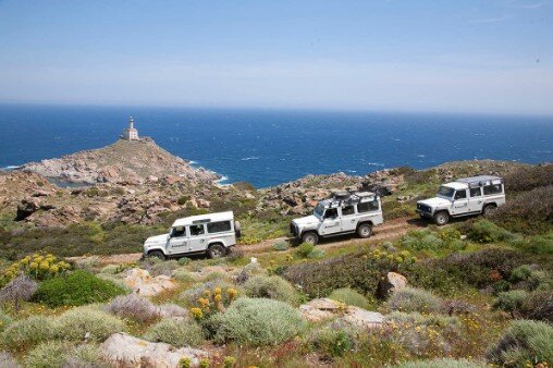 Fuoristrada Land Rover 4x4 percorre una strada sterrata e impervia con vista panoramica sul mare del Parco Nazionale dell'Asinara.