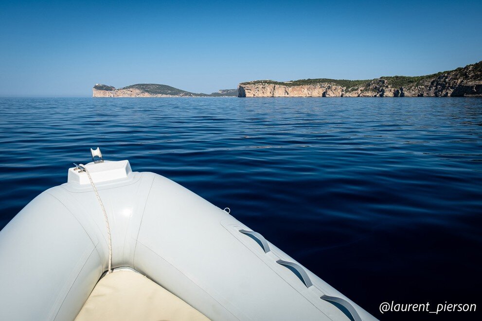 Escursione in gommone nelle acque di Alghero con lo spettacolare sfondo delle scogliere di Capo Caccia e Punta Giglio.