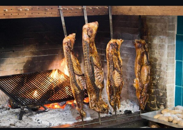 maialetto-arrosto-tenuta-li-lioni-sassari.jpeg L’autentico porcetto sardo arrosto con cotenna croccante, servito su un letto di mirto presso il Ristorante Tenuta Li Lioni a Sassari.
