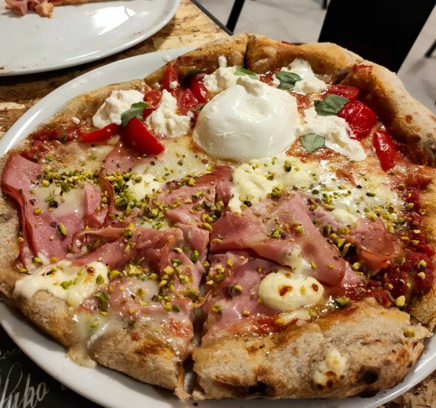 pizzeria-la-roccia-sassari-villa-malvasio.jpeg Gustosa pizza artigianale servita alla Pizzeria La Roccia a Sassari, un’ottima scelta per concludere la giornata dopo un tour nel Nord Sardegna.