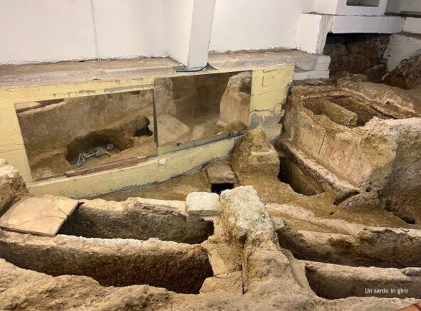 tombe-ipogeiche-via-libio-porto-torres-sassari-villa-malvasio.jpeg Fotografia dell’ipogeo romano di Via Libio 53 a Porto Torres, con le antiche tombe ad arcosolio scavate nella roccia calcarea all’interno del seminterrato del locale.