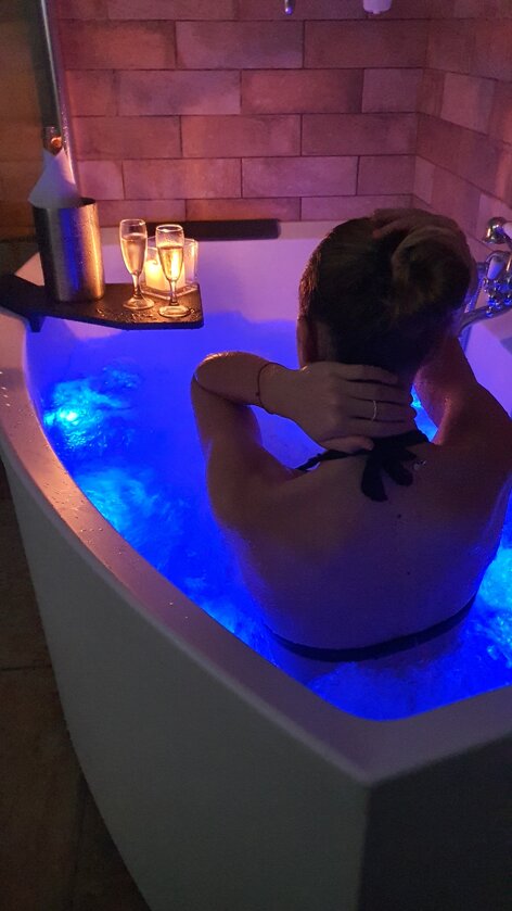 suite-con-jacuzzi-idromassaggio-camera-romantica-sassari.jpeg suite-con-jacuzzi-idromassaggio-camera-romantica-sassari.jpeg