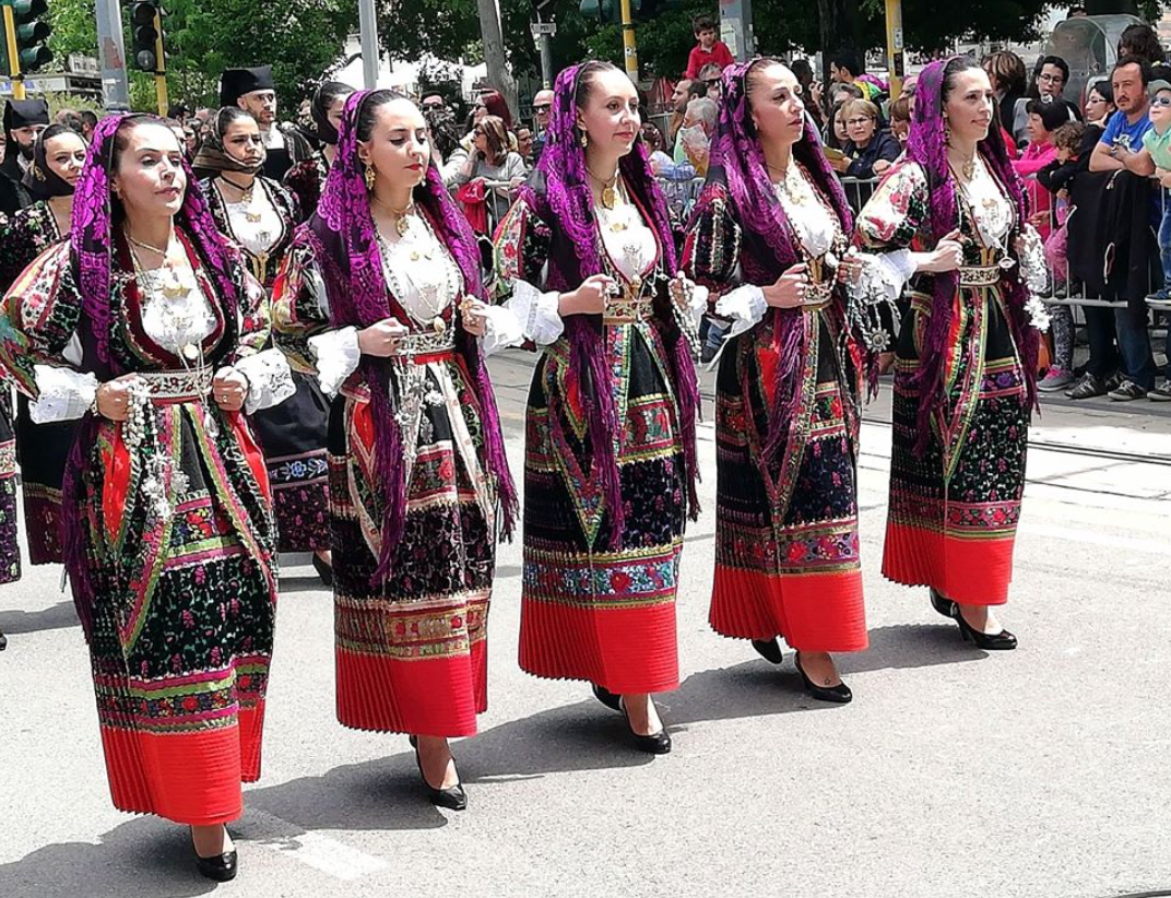 Sfilata donne in costume tradizionale Sardegna centro storico Sassari