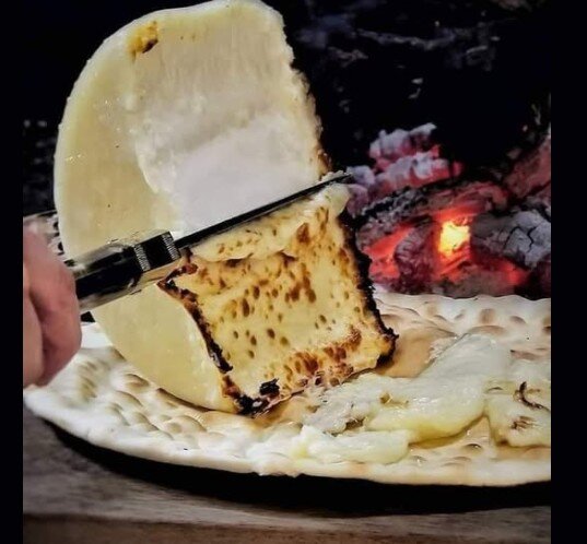 Delizioso formaggio pecorino di Osilo fuso e arrosto, servito caldo su una tipica spianata di Ozieri.