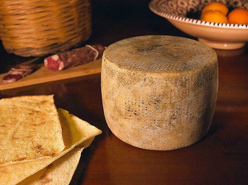Forma intera di formaggio pecorino Turra di Osilo, prodotto tipico artigianale e vera eccellenza della Sardegna.