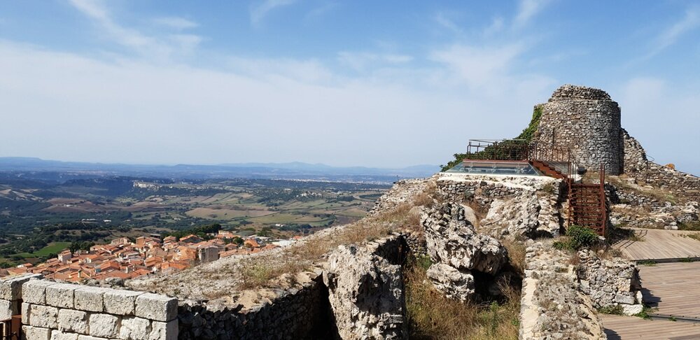 La tour principale et les restes des murs en pierre du château médiéval des Malaspina, situé sur la colline d'Osilo.