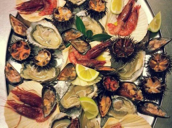 crudites-vecchio-borgo-sassari-villa-malvasio.jpeg Elegante piatto di crudité di mare con pesce freschissimo del Golfo dell’Asinara, servito al ristorante Al Vecchio Borgo a Sassari.